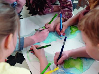Elever der sammen farvelægger tegning af jorden